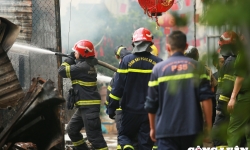 Hà Nội: Cháy lớn tại kho phế liệu gầm cầu vượt Mễ Trì