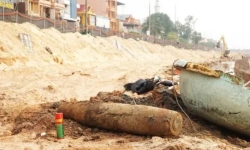 Phát hiện quả bom ‘khủng’ nơi đông dân cư ở Quảng Bình