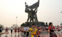 Hơn 2.200 học sinh, sinh viên tỉnh Điện Biên trình diễn dân vũ đường phố