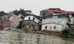 Bắc Ninh: Tiếp tục sạt lở đê sông Cầu, thêm 6 ngôi nhà bị sụt lún