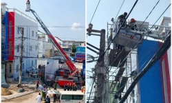 Cứu 2 công nhân ở Trà Vinh bị điện giật và mắc kẹt trên độ cao 15m