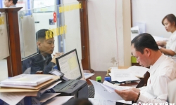 Thực hư chuyện người dân xếp hàng từ 2 - 3 giờ sáng làm giấy tờ nhà đất ở Hà Nội