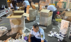 Tạm giữ hơn 18.000 hộp thuốc tân dược nghi hàng lậu tại khuôn viên kho quốc nội Sân bay Tân Sơn Nhất