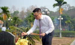 Đồng chí Lê Quốc Minh dâng hương tưởng niệm các Anh hùng liệt sĩ tại Điện Biên