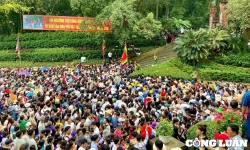Phú Thọ: Hàng vạn người nô nức đổ về Đền Hùng trước ngày Giỗ Tổ