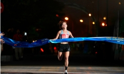 Phạm Thị Hồng Lệ vô địch Giải chạy bán marathon Tây Hồ 2024
