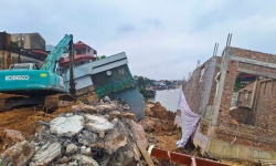 Bắc Ninh tháo dỡ 10 công trình sụt lún ven đê hữu Cầu