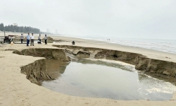 Công ty Tân Hưng hút cát trái phép tại bờ biển Cửa Lò để làm kè