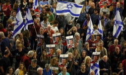 Bạo lực bùng phát ở Bờ Tây, biểu tình lớn phản đối ông Netanyahu ở Israel