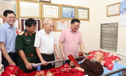 Bí thư Thành ủy Đinh Tiến Dũng thăm, tặng quà thân nhân liệt sĩ và chiến sĩ Điện Biên