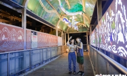 Ngỡ ngàng với không gian nghệ thuật đặc sắc trên cầu đi bộ ở Hà Nội