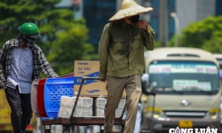 Người lao động nhọc nhằn mưu sinh dưới nắng gắt tại Hà Nội
