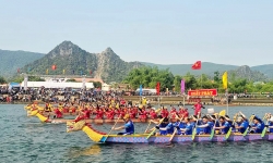 Tranh tài giải đua thuyền truyền thống trên sông Gianh ở Quảng Bình