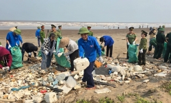 Nam Định: Hàng trăm người tham gia thu dọn rác thải tại khu sinh thái Rạng Đông