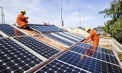 Không khuyến khích phát điện mặt trời mái nhà vào hệ thống điện quốc gia