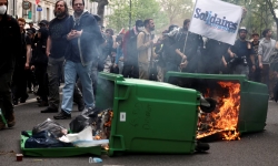 Cảnh sát và người biểu tình đụng độ ở Paris trong cuộc biểu tình Quốc tế Lao động