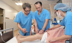 Bệnh viện đầu tiên tại Việt Nam ứng dụng kỹ thuật thay khớp gối không cắt gân cơ, có thể vận động sau 1 ngày