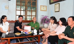 Báo Tuyên Quang thăm hỏi, tặng quà các chiến sĩ tham gia Chiến dịch Điện Biên Phủ