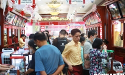 Hà Nội: Người dân xếp hàng đi mua vàng, nhẫn tròn trơn 'cháy hàng'
