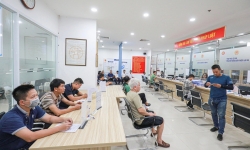 Hà Nội: Người dân vẫn tập trung đông tại 2 điểm cấp đổi giấy phép lái xe