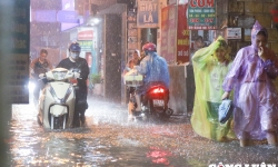 Hà Nội: Mưa lớn kéo dài, nhiều tuyến phố chìm trong 'biển nước'