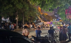 Thái Bình: Xe bồn bê tông bị sập cẩu khi đang đổ mái, nhiều người bị thương