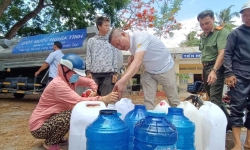 Những “Giọt nước nghĩa tình” tiếp sức người dân vùng hạn mặn Bến Tre, Tiền Giang