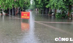 Mưa lớn khiến nhiều tuyến phố tại TP Thanh Hoá ngập sâu trong nước