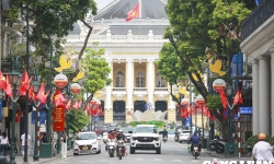 Đường phố Hà Nội rực rỡ cờ hoa, khẩu hiệu chào mừng kỷ niệm 134 năm Ngày sinh của Chủ tịch Hồ Chí Minh