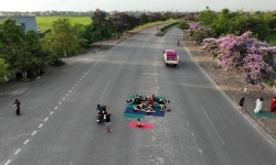 Thái Bình: Phạt nhóm người tụ tập chụp ảnh trên đường giao thông