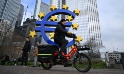 Châu Âu hối thúc các ngân hàng rời khỏi Nga