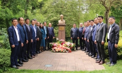 Đoàn công tác xúc tiến đầu tư tỉnh Thái Bình dâng hoa tưởng nhớ Chủ tịch Hồ Chí Minh tại Pháp
