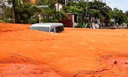 Lũ cát đỏ ập xuống vùi lấp nhà dân, ô tô ở Mũi Né