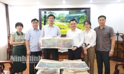 Báo Nhân Dân trao tặng 800 phụ san tranh panorama 'Chiến dịch Điện Biên Phủ' cho Sở GD&ĐT Ninh Bình