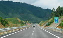 Tốc độ khai thác tối đa cho phép trên đường cao tốc là 120km/h