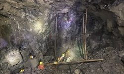 Lào Cai: Đá sập bất ngờ khiến 2 công nhân mỏ đồng thương vong