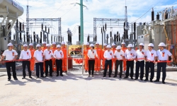 Gắn biển công trình Trạm biến áp 110kV Yên Lạc, Vĩnh Phúc chào mừng 55 năm thành lập Tổng công ty Điện lực miền Bắc