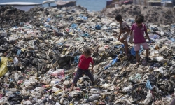Người dân Palestine sống trong rác và nước thải dưới cái nóng thiêu đốt ở Gaza