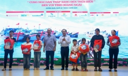 Báo Pháp Luật TP HCM trao nhiều phần quà ý nghĩa cho bà con ngư dân tỉnh Quảng Ngãi