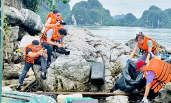 Hội viên nhà báo tỉnh Quảng Ninh tích cực tham gia thu gom rác thải tại Vịnh Hạ Long