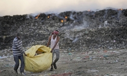 Công việc nhặt rác ở Ấn Độ trở nên khổ cực hơn trong nắng nóng