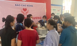 Chi hội Nhà báo Báo Cao Bằng tổ chức phát cháo từ thiện cho bệnh nhân
