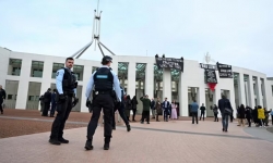 Người biểu tình ủng hộ Palestine trèo lên mái nhà Quốc hội Úc