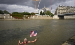 Người đàn ông bơi trên sông Seine, bất chấp lo ngại về ô nhiễm trước thềm Olympic 2024