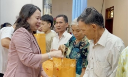 Phó Chủ tịch nước thăm, tặng quà Mẹ Việt Nam anh hùng và người có công tại Quảng Trị