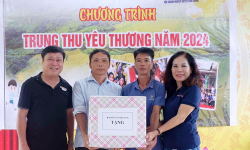 Báo Tuyên Quang tặng quà và trao học bổng trẻ em có hoàn cảnh khó khăn