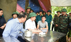 Phó Thủ tướng Hồ Đức Phớc chia buồn cùng gia đình nạn nhân vụ sạt lở đất nghiêm trọng tại Hòa Bình