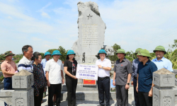 Phó Chủ tịch Quốc hội Nguyễn Khắc Định thăm, tặng quà người dân bị ảnh hưởng bởi mưa lũ ở Thái Bình