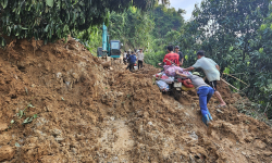 Yên Bái: Sau mưa lũ, đường vào thôn Bản Tát càng đi, càng xa