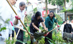 Bí thư Hà Nội cùng người dân tổng vệ sinh môi trường sau bão số 3